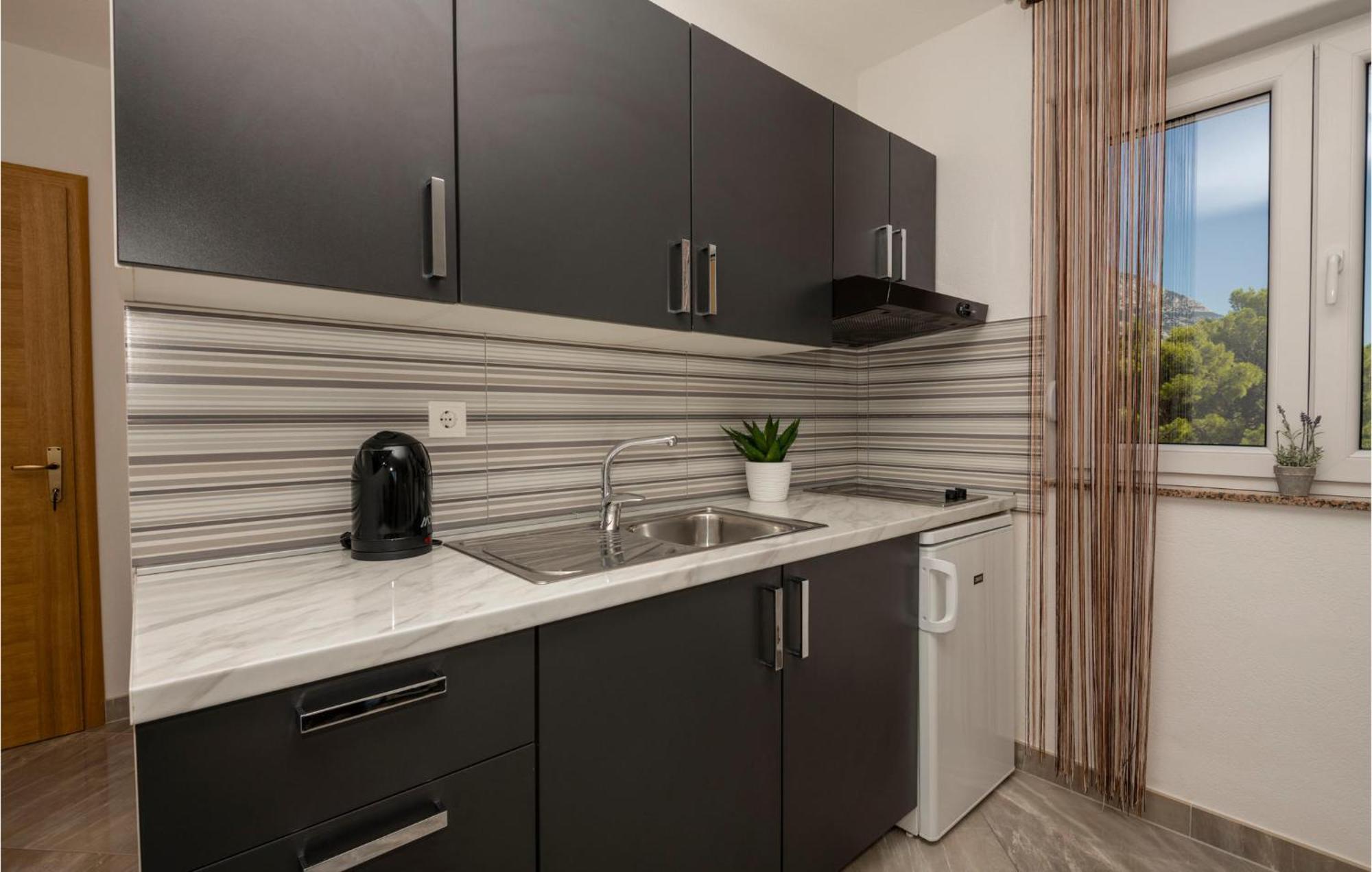 Stunning Apartment In Krvavica With Kitchen Экстерьер фото